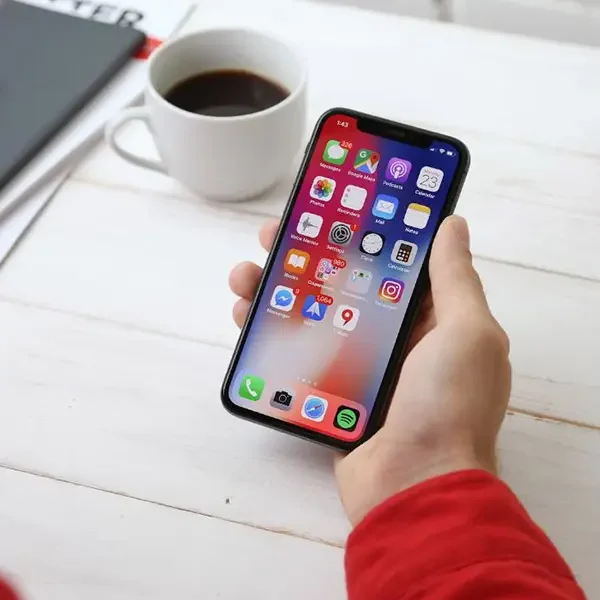 telefon-reka-Serwis-Metrophone-fit